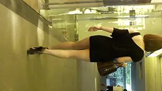 Se sorridente šypsosi mergina sucks a big black cock