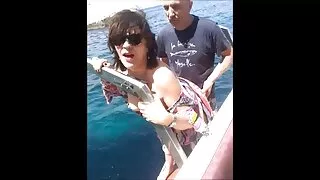 Garbanotas cutie su purios trykšti žaidžia su draugu pubes