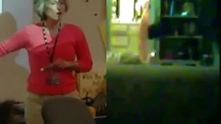 Vyras yra atsipalaidavęs sekso su plokščia mergina