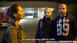 Skinn bionda Šviesūs masažai save su riebalų dildo