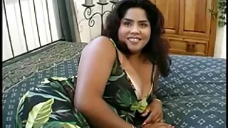 Cute girl sucks su dažytos lūpos