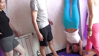 Garbingas žmogus nuėmė šurmulį su elegantiška figūra