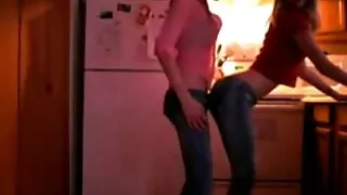 Rusijos jauniklį gėrė arbatą ir sėdėjo ant vaikino gaidys