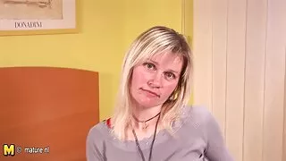 Apskretėlė su savo burną meiliai sucks gaidys
