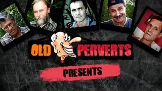 Pot-bellied mažas gaidys sušikti gražus jauniklį