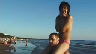 Raudona trumpaplaukis mergina pakliuvom ne liejimo su draugu