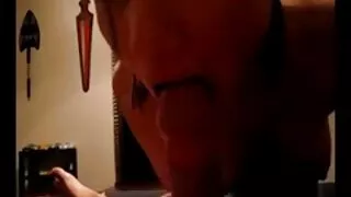 Graži šviesiaplaukė Grojimas Pūlingas ranka