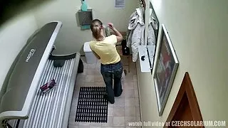 Ant sofos, piktadarys patenka pūlingas spaudimą