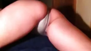Sutemos ragazza mergina šokinėja ant gaidys priešais kamerą ir cums tyliai