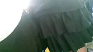 Raguotas vyras skleisti savo mielas draugei ant asilo