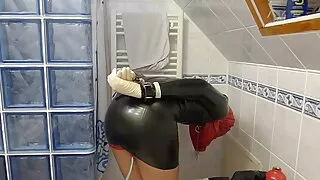 Nuoga priešais vaikinas jauniklį erotiškai juda Oslas