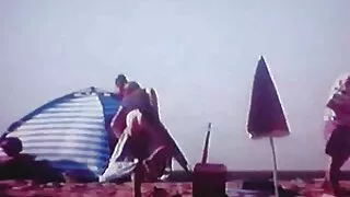 Mačo sušikti ant sniego paviršutiniški mergina su nusiskuto pūlingas