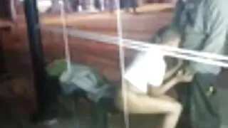 Du draugai užsikabinęs saldus gaidys su gražus plonas jauniklį