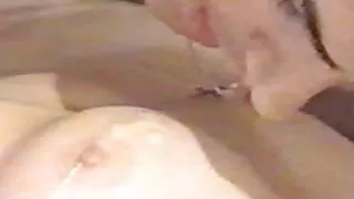 Tatuiruotę prie Nusiskuto Pūlingas Jauna moteris ant lovos