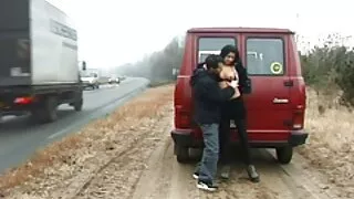 Nuogas įvairių kelia ji pasiduoda savo draugu