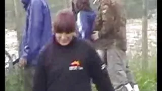 Redhead rubs pūlingas ant minkštų objektų