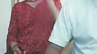 Su savo Pasakų skylių Brunetė susijaudinęs vyrukas