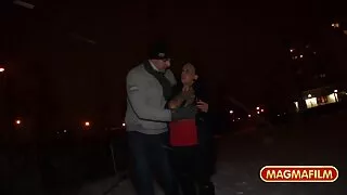 Kalė su nuogi papai važiuoja į automobilį su nepažįstamuoju