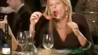 Blondinė entuziastingai įkišo pirštus į skylę ir ėmė dejuoti