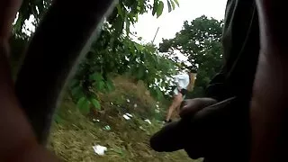 Kaimynas vyras shoves į burną per neto šviežių Šviesūs