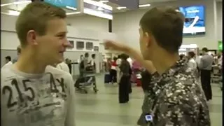 Chick visada noriai ir sumaniai sėdi grobis dėl gaidys