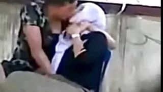 Moteris su akiniais sucks kelių gaidžiai paeiliui