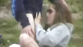 Vaikinas skleisti savo draugei pasimylėti ir tada nusiėmė savo apatinius ir pakliuvom