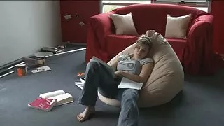 Jauni cobo fucks playfart brolis ant sofos