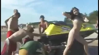 Pumpuojamas vaikinas fucks su jaunų juoktis