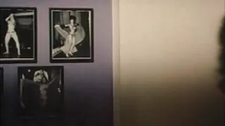 Ji fed busty busty mažylį į savo burną