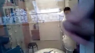Stovi ant kelio čiulpti jaunuolis suaugęs žmogus